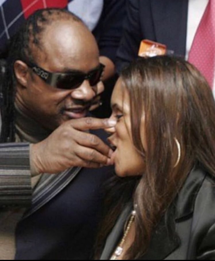 Wie blud ihr sehr genau auf die Finger sieht: