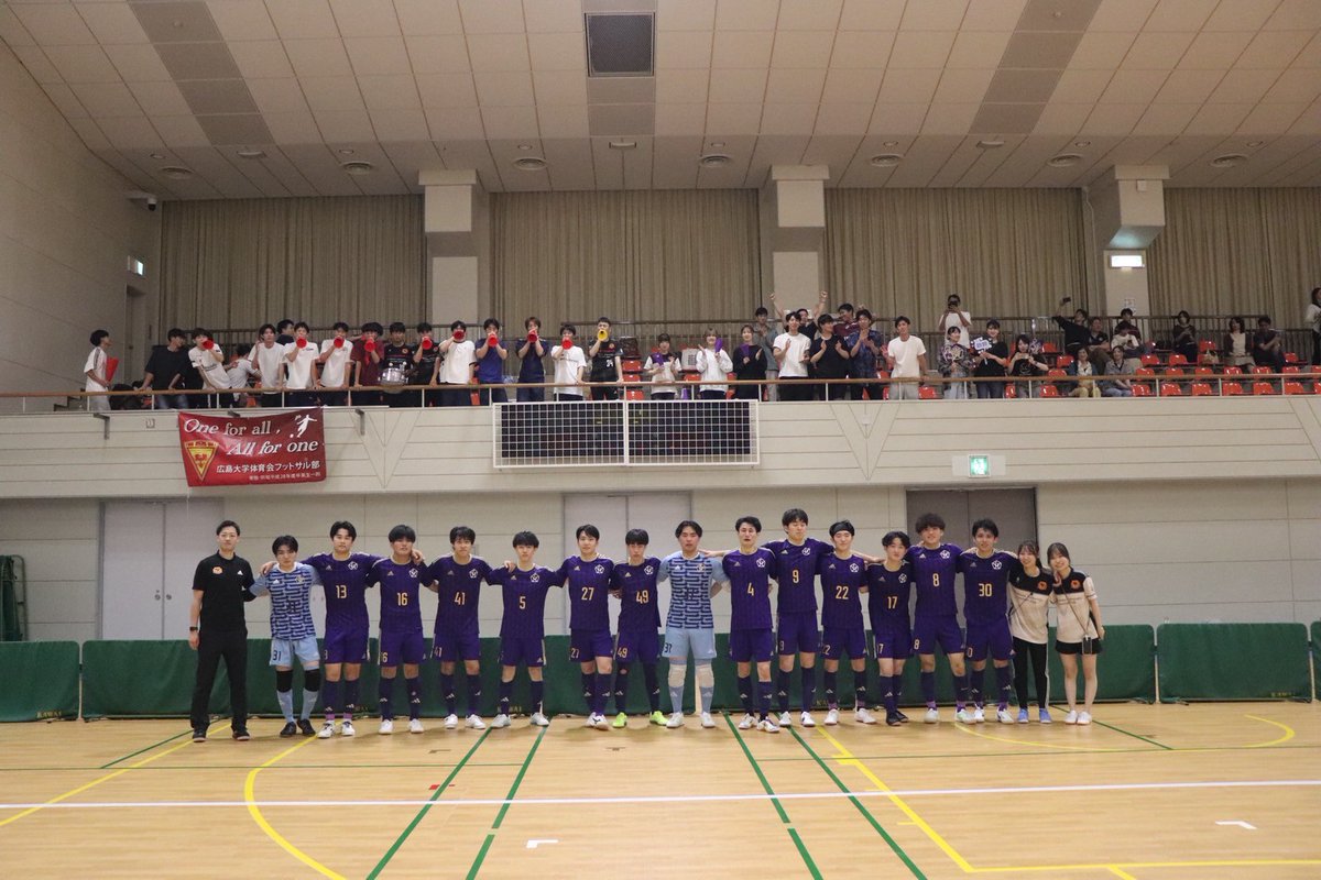 hiroshima_u_fdo's tweet photo. 6月8日、第21回全日本大学フットサル大会中国大会が開催されました。
予選で鳥取大学、島根大学に勝利し決勝進出し、決勝ではくらしき作陽大学に3対2で勝利し、1年間の目標であった優勝を勝ち取ることができました。
応援してくださった皆様、支えてくださった皆様本当にありがとうございました。 https://t.co/YpQtY4Qkla