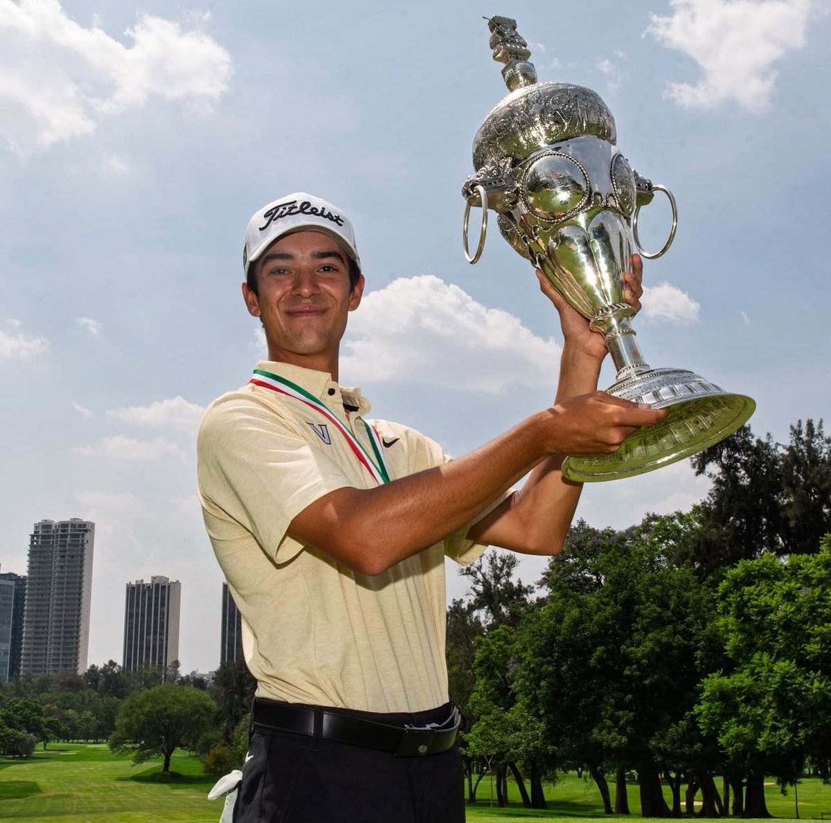 Hoy celebramos a alguien muy especial: Carlos Astiazarán, joven golfista y orgullo de nuestra familia. 🏌️‍♂️🏆
Ganador del Campeonato Nacional Amateur de Golf en Guadalajara, un logro respaldado por la Federación Mexicana de Golf.

¡Felicidades, Carlos! Este es solo el inicio de una