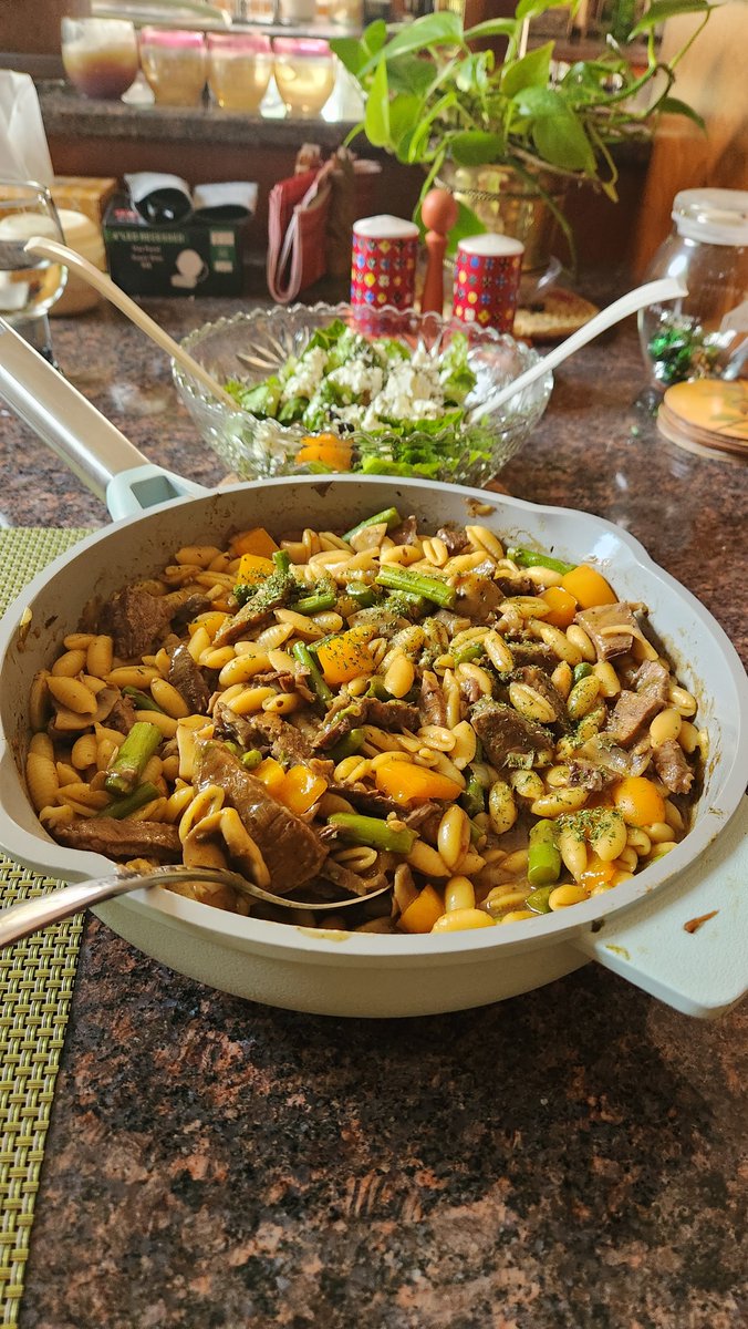 FromRefToChef's tweet image. 20-Minute Magic!
Leftover roast beef? Turn it into a weekend win:
Sautéed peppers, mushrooms & asparagus in rich gravy, tossed with tender gnocchi sardi pasta. Fast, flavorful, and zero waste. 🍄🌶️🥩🍝
#Leftovers #RefToChef