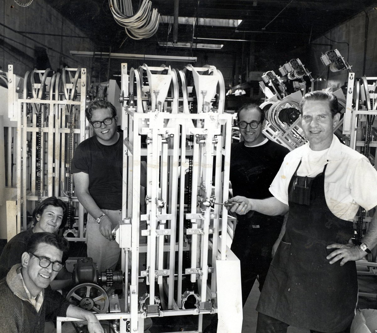 TIL: New York bagels are the way they are because of a culinary mafia.

For much of the 20th century, bagels in NYC were controlled by Bagel Bakers Local 338, a union of Jewish bakers who enforced wages and very specific standards around how bagels were made.

The bagelmakers did