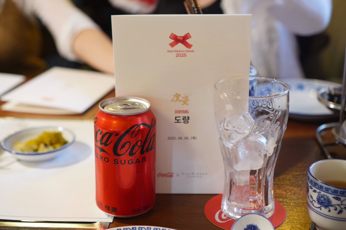 brsurvey's tweet image. [레드리본 위크 현장스케치] 04. 도량
코카-콜라와 풍성한 미식 경험을 즐길 수 있는 특별한 미식 행사인 레드리본 위크가 6월 5일 목요일 점심과 저녁, &amp;lt;도량&amp;gt;에서 열렸습니다. 이 날의 행사 현장을 블루리본이 전해드립니다.
bluer.co.kr/magazine/533