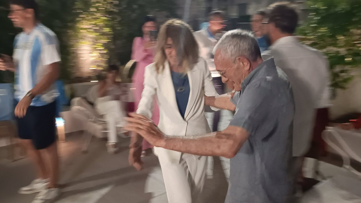 brunosiciliano7's tweet photo. Il mitico Sasà #Carmando si scatena in un ballo con una gentile tifosa azzurra sulle note de La Mano de #D10S alla megafesta scudetto organizzata dal gruosso @GiannatiempoM in quel di Capezzano 💙4️⃣🇮🇹🕺🎤🫶🇦🇷
#napolicampione 
#maradona https://t.co/PPxK0lwC0x
