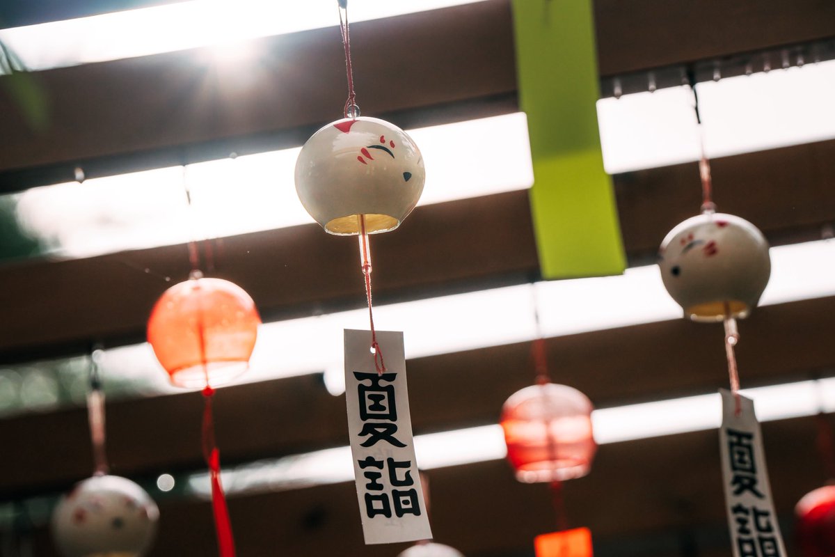 【夏詣のご案内】
今年も7月1日〜8月31日まで夏詣を行います🎐
境内には多くの風鈴や風車が皆様をお迎えします🦊