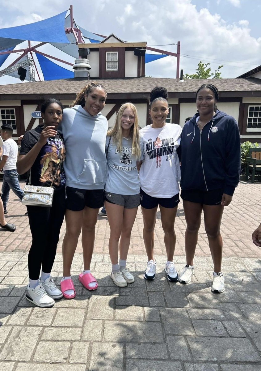 My huskies 💙🥹 peep azzi shirt