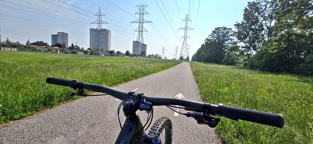 I love these multi-use paths along hydro corridors 😍🚴‍♀️ Happy #BikeMonth #Toronto! 💚🚲
