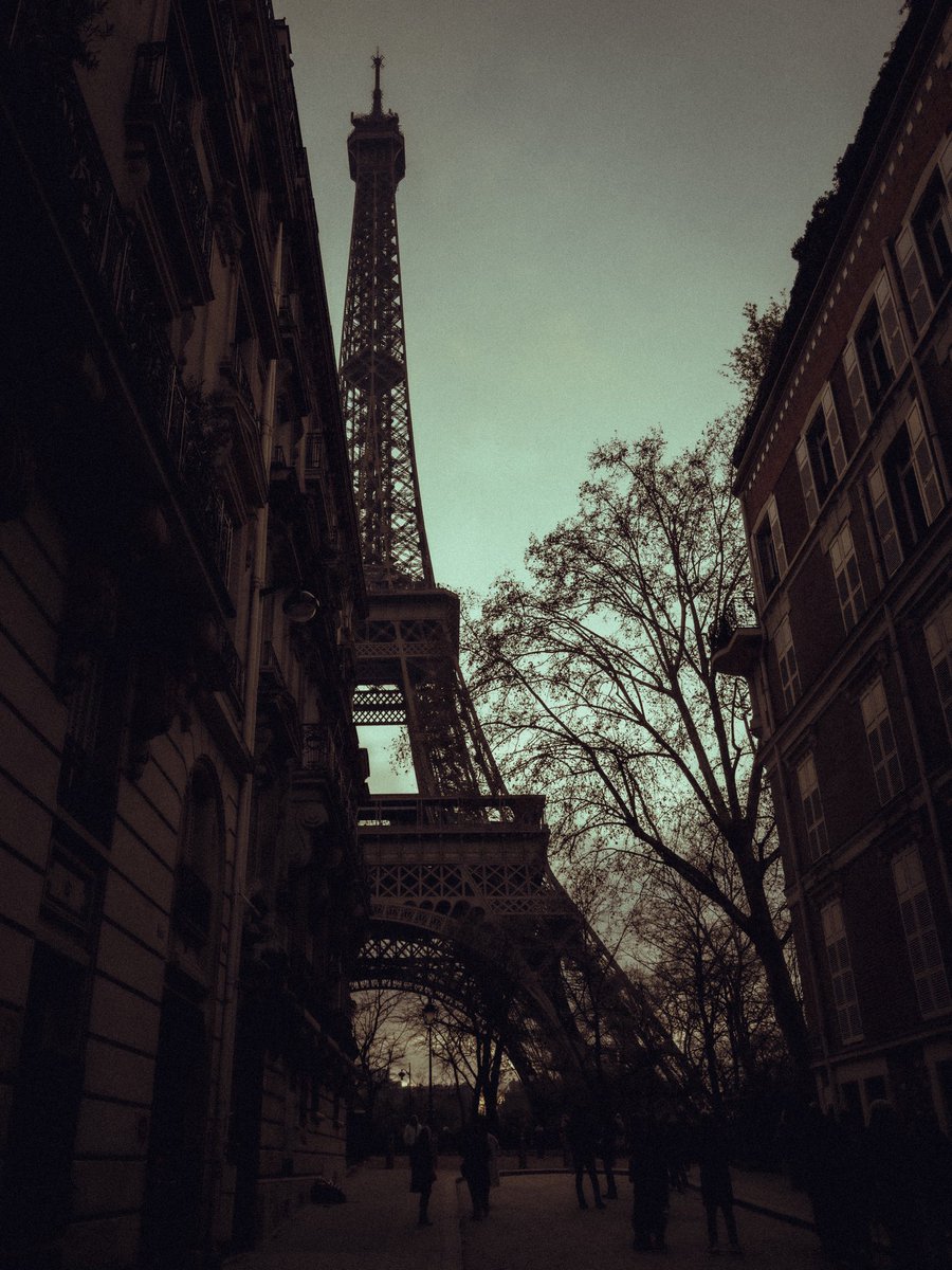 Sebastianpb823's tweet photo. Lost in Paris? Just follow the tower https://t.co/Skq8fAw1aT
