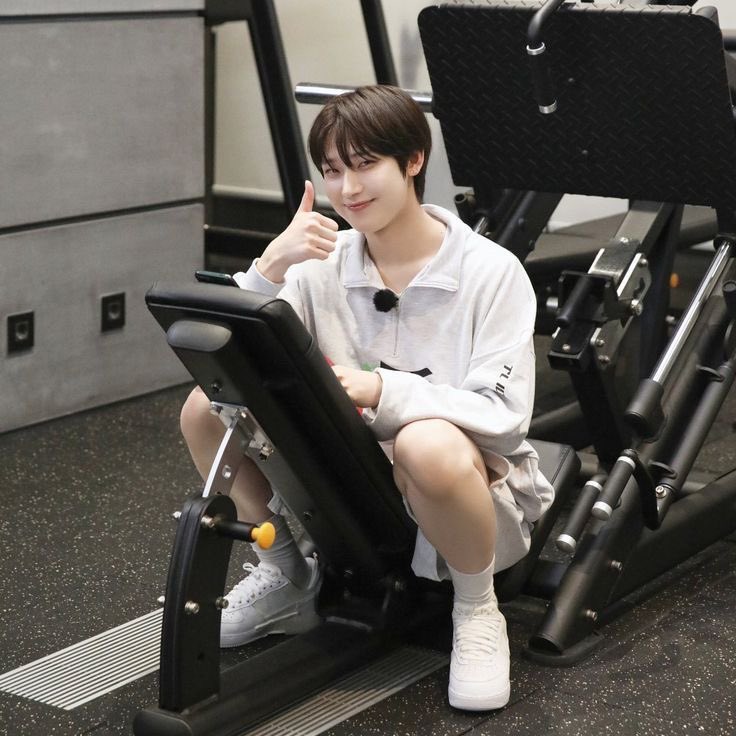 sissycnts's tweet photo. people watching at the gym is the best idea ever. soon i’ll find an older man with bulging muscles that could crush me if he wanted to. https://t.co/YQ2jby8h00