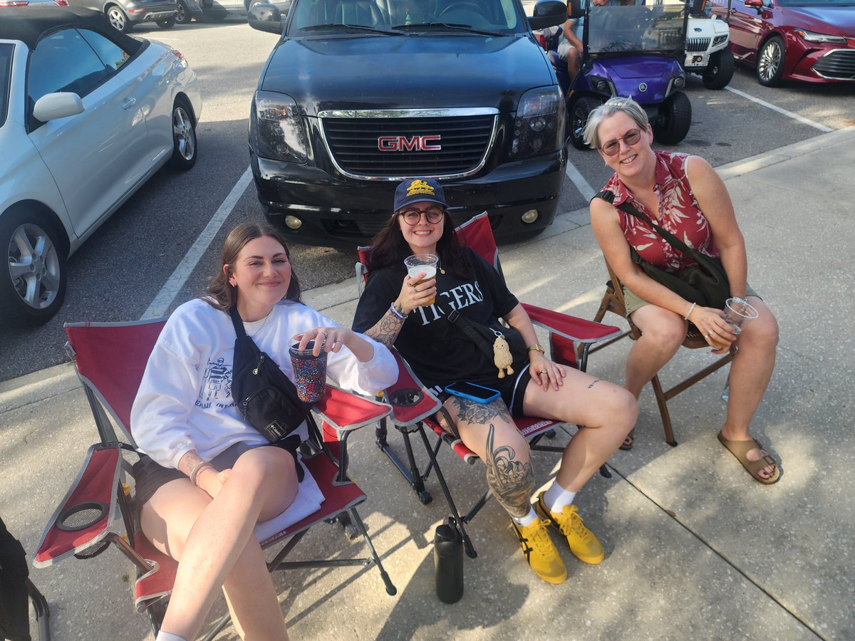 Sunday night at the Brownwood Paddock Square. #cigar 👏💨🍻👍