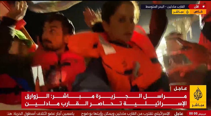 TotalementL's tweet photo. Nous venons d'assister en direct à l'arrestation totalement Illégale de 12 personnes non armées, sur des eaux internationales transportant de l'aide humanitaire vers une population victime de génocide .

#FlotilleDeLaLiberté https://t.co/4vl1SUukaq
