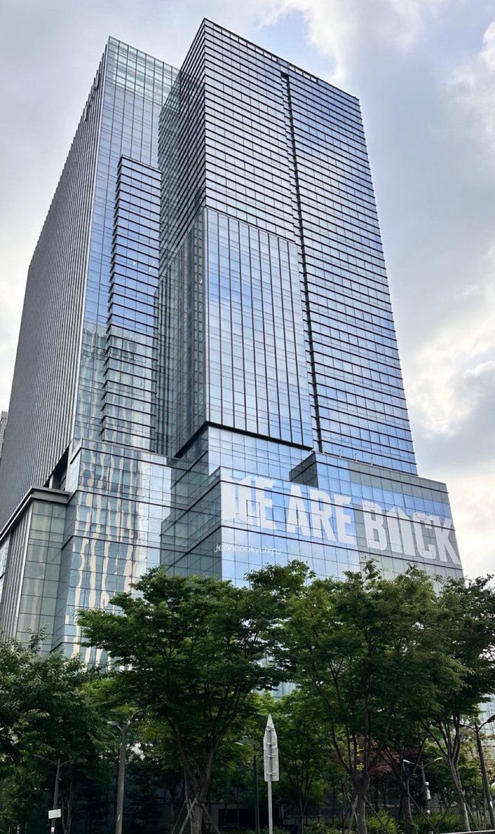 ตึกไฮบ์เช้านี้ขึ้นแบนเนอร์เรียบร้อย 

“⟭⟬E ARE B⟬⟭CK” พวกเรากลับมาแล้ว

ใช่ เจ้าของตึกเขากลับมาแล้ว ㅠㅠ