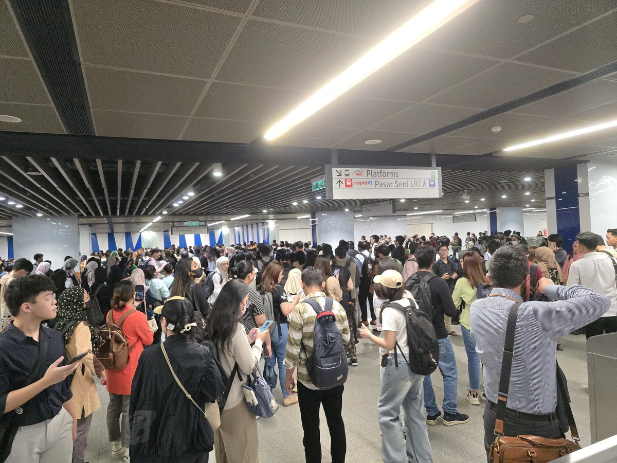 Good luck to everyone taking the Kelana Jaya Line this morning

The crowding at Pasar Seni looks very  dire 😬