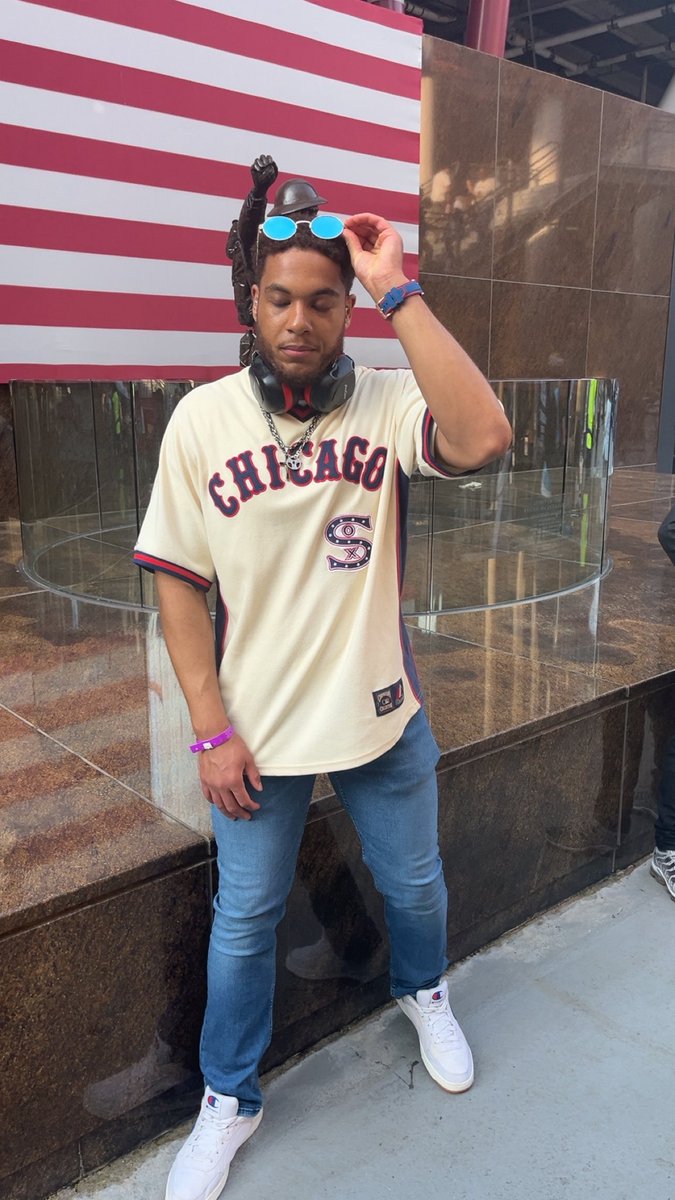 GovanZachary's tweet photo. Chi-Town with the etiquette of LA.⚫️☑️
#GrandNationalTour #kendricklamar #SZA #GNXTour #Chicago https://t.co/bUyolCzX4F
