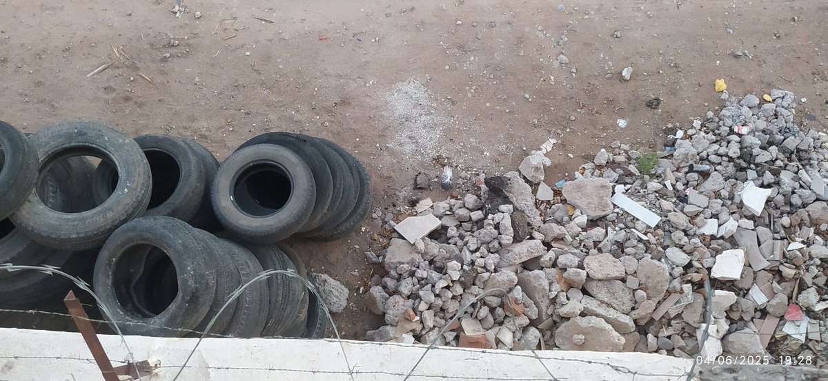 roy1977_'s tweet photo. @servpublicoshmo @elmitoteromx @ssaludsonora @PROAES_Sonora De nuevo, a quien corresponda, se solicita apoyo para solventar ahora está situación, más ahora que se aproximan lluvias, evitar problemas de mosquitos, #DENGUE. Patio Mercado de Abastos Francisco I. Madero y República de Belice. https://t.co/CuCsAcaNBv