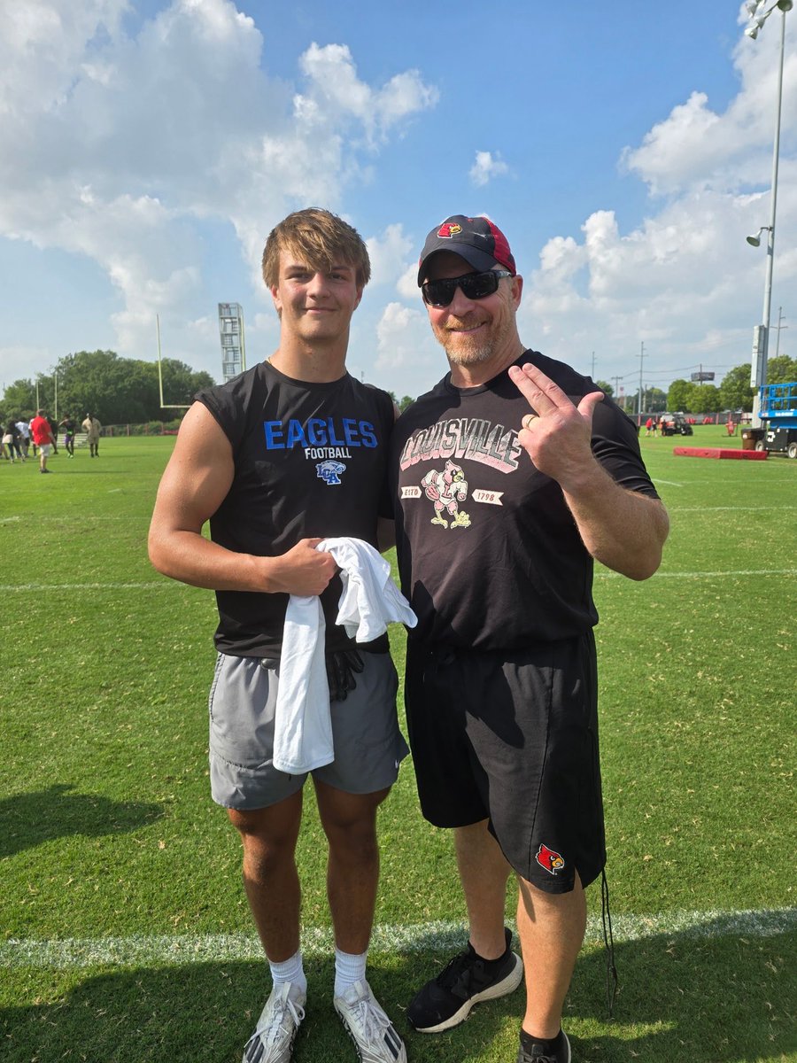 Thomas_sizemor's tweet image. Had a great time today at Louisville football camp thank you @MarkIvey90 @CoachAMueller for great coaching can’t wait to be back @TMossbrucker @pete_nochta13 @LouisvilleFB @Oakley_Watkins @MattieLebryk