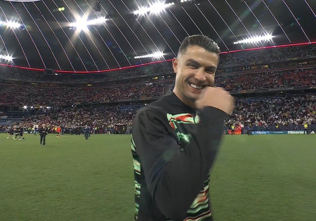 رونالدو سعيد = كرة القدم باكملها سعيدة 
 #البرتغال_اسبانيا