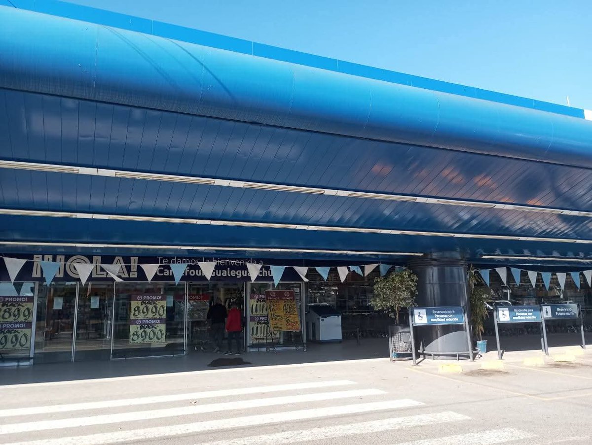 En el Carrefour de Gualeguaychú hay unos firulais muy viejitos y están hace años viviendo ahí.
Dormían sobre cartones que les ponían, hoy gracias a Vos Refrigeración Gualeguaychú tienen casita propia!!! 👏👏