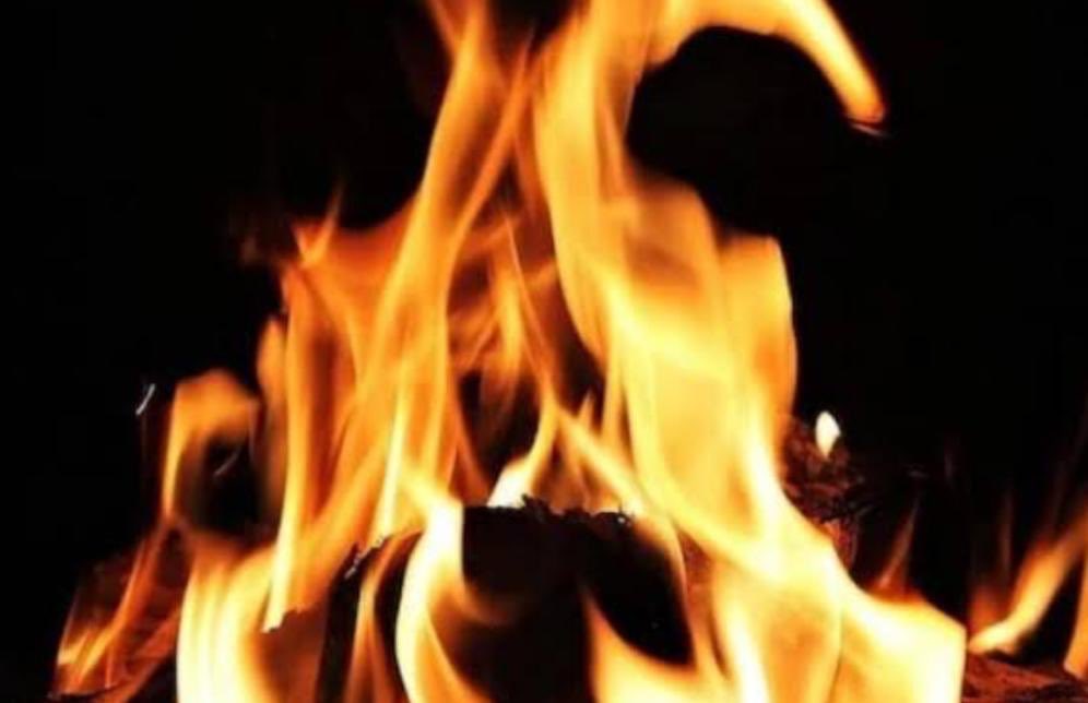आज गाँव निज़ामपुर ज़िला पानीपत में किसान बिजेंद्र जी को श्रद्धांजलि देने के लिये सुबह 9 बजे पहुँच रहा हूँ।
बेहद गंभीर आरोप है कि एक निजी कंपनी ने प्रशासन के साथ मिलकर किसान की जमीन पर पहले अवैध क़ब्ज़ा किया, फिर कंपनी के कर्मचारियों ने किसान पर पेट्रोल छिड़क जला कर मार डाला ।