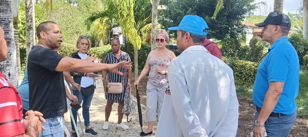 Acompañados por un equipo de trabajo de la comisión provincial de recreación, y otros organismos aseguradores, llegamos en la mañana de hoy al Jardín Botánico para chequear la continuidad de las acciones con vista a los meses de verano. #Holguin #Verano2025