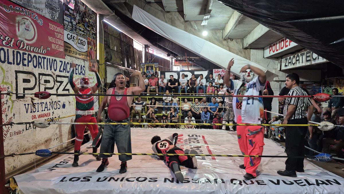 Vine a las luchas y unos mexicanos y unos payasos satánicos se madrearon y azotaron a unos nazis.

Best show ever.