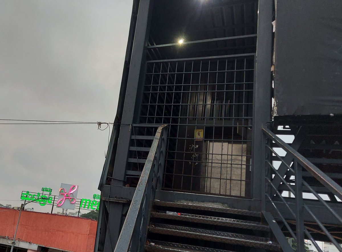 infrablr's tweet image. It is 6am on a Monday morning and foot over bridge next to Majestic metro station is locked, inconveniencing long distance travellers..
@OfficialBMRCL  @BBMPCOMM @ICCCBengaluru what is the necessity to close the Fob..? 
If u r closing it pls ensure it s open by 5am in the mrng