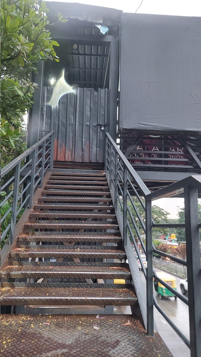 infrablr's tweet image. It is 6am on a Monday morning and foot over bridge next to Majestic metro station is locked, inconveniencing long distance travellers..
@OfficialBMRCL  @BBMPCOMM @ICCCBengaluru what is the necessity to close the Fob..? 
If u r closing it pls ensure it s open by 5am in the mrng