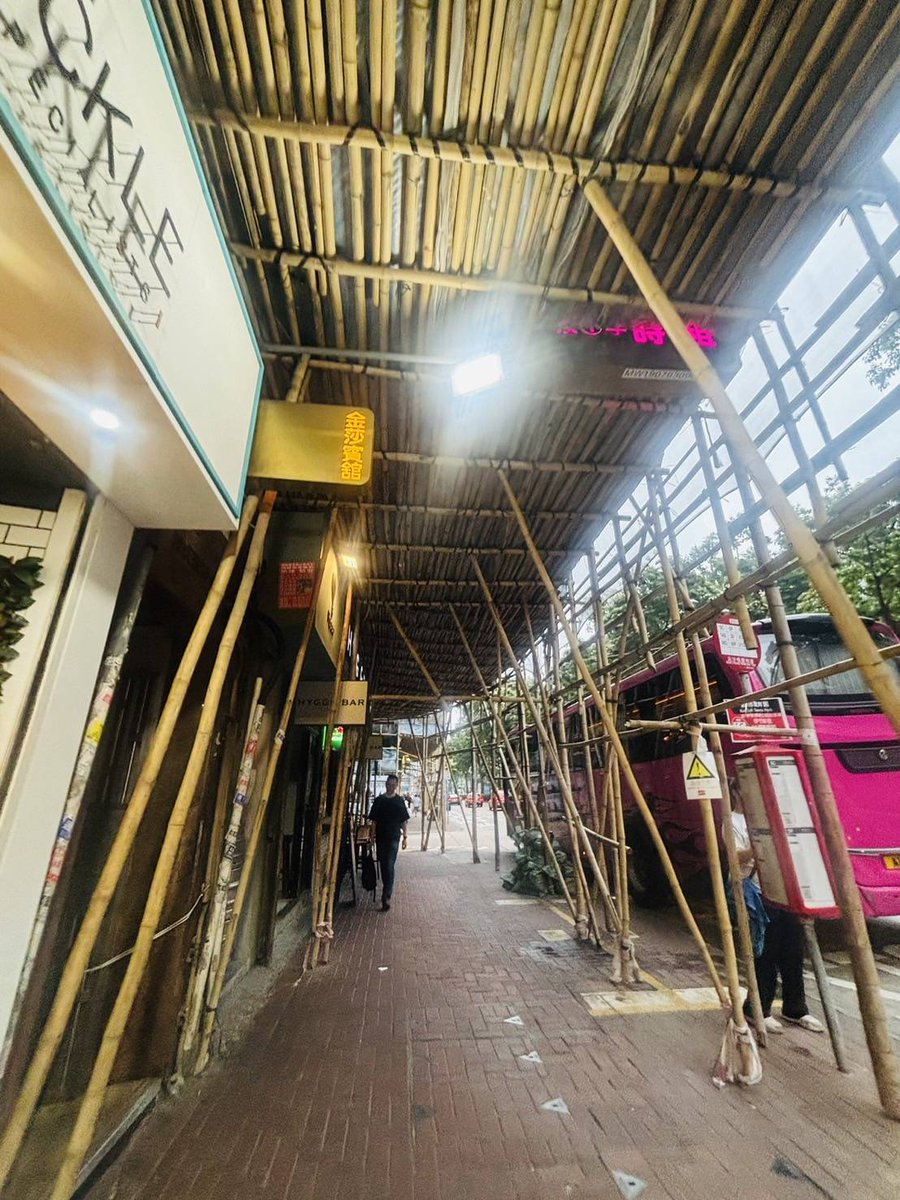 keyman_seya's tweet photo. 旅行中の友達から写真提供📸
香港名物？の竹で組まれた足場！！

鋼製足場しか見たことないから、ちょっとだけ怖い、、、😱 https://t.co/PBN3HsaXYU