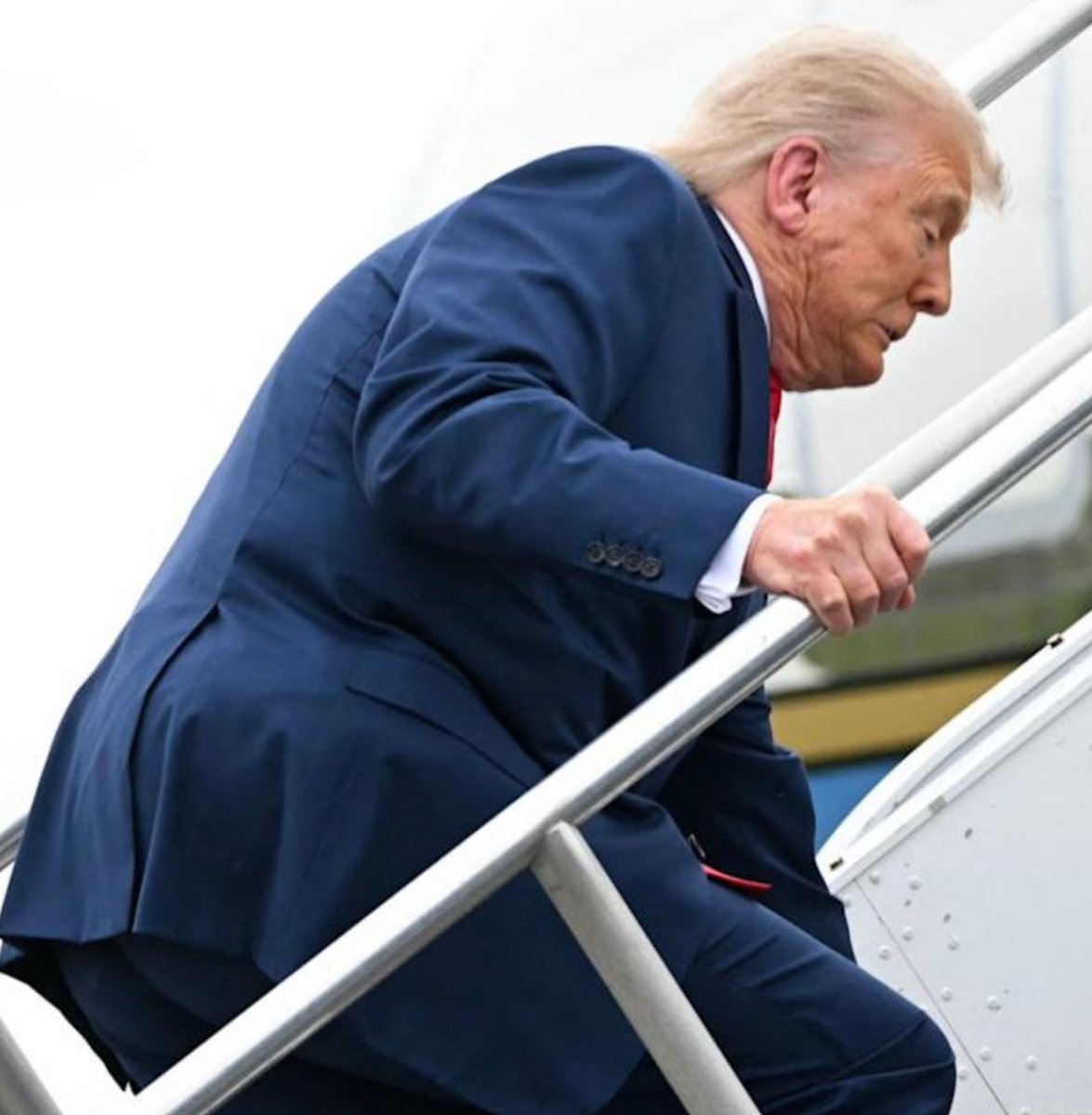 Trump desperately wants this photo of him deleted from the internet of him falling up the stairs…….

You know what to do!