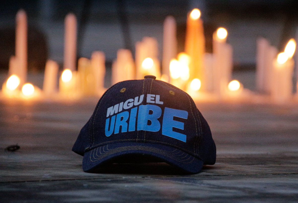 DarwinCastell's tweet photo. ¡Fuerza Miguel Uribe! hoy los Colombianos seguimos orando a Dios por su pronta recuperación y que cese la horrible noche en nuestro país. 🇨🇴 🙌🏻 https://t.co/VrTlOHTt7l