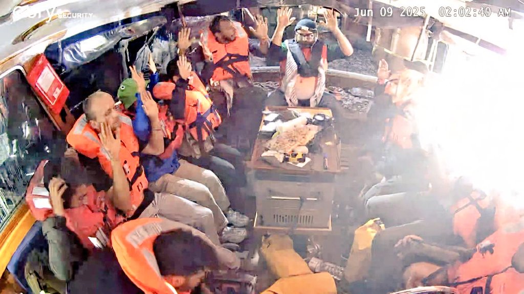 Ah, mas Israel considera só o Hamas inimigo. As pessoas no barco Flotilha da Liberdade interceptadas por Israel por levar ajuda humanitária para Gaza: