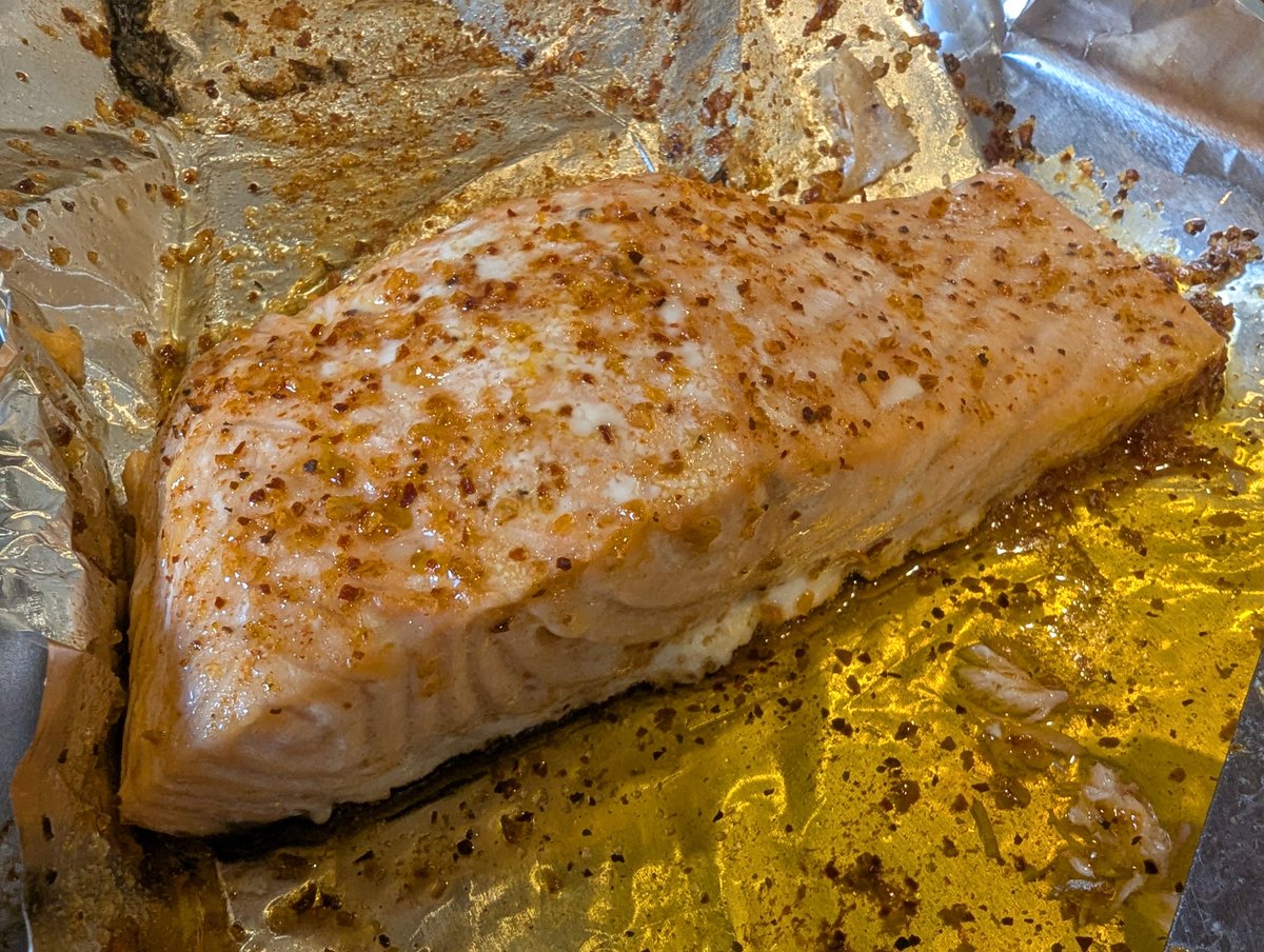 Beatusmongous's tweet image. Baked salmon and Mediterranean salad.

@BrandonDonkey2 
#MFerMeals