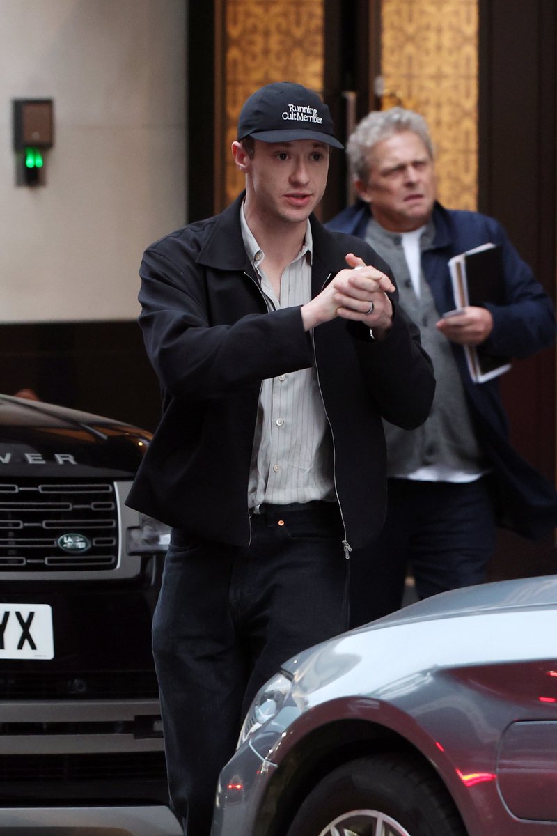 Hear me out.... Can someone draw Eddie Munson wearing this hat 😭