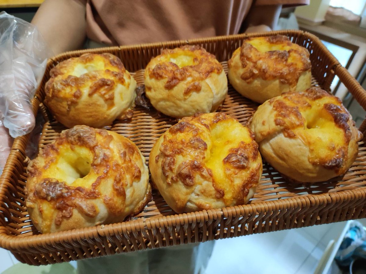 sassycatbakery's tweet photo. Monday Morning 
 Sourdough Bagel   ที่เราหมักแป้งเกือบ 2 วัน เพื่อให้ผิวบางกรอบ เนื้อหนึบ เปรี้ยวนิดๆ 

📌 Bake Mild Heart @CMU https://t.co/oztZAG0eT6

 #reviewchiangmai #healthyfood #Sourdough #มหาวิทยาลัยเชียงใหม่ #ชุมชนขนมปัง https://t.co/iXU9u0xSmW