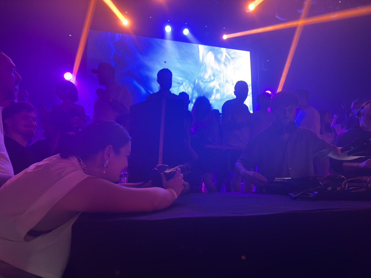 BasakTatar's tweet photo. Bugün bazı hayallerim gerçek oldu; @royksopp’un İstanbul konserini fotoğrafladım bir deee üstüne kendileriyle tanış eyledim 🥹🫶🏽

Dreams have came true cidden ya 🥲 nası uyicam şimdi 🥲 https://t.co/ORHiQrIyEg