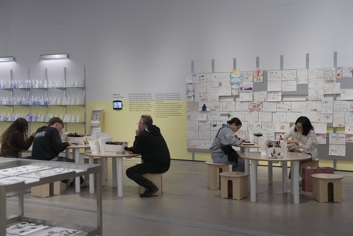 열린공간7 《우리를 바꾸는 다섯 가지 대화》에서는 다양한 언어와 표현 방식을 경험할 수 있습니다. 이곳에서 제안하는 다섯 가지 활동과 프로그램에 참여하여 각자의 방식으로 소통하고 다른 사람의 이야기에 귀 기울이며, 서로 다른 감각과 생각이 교차하는 과정을 경험해 봅니다.

촬영 및 편집: