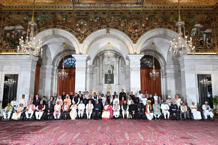 "किसी के उपलब्धियों के लिए क्यों मरणोपरांत  उतराधिकारी को सम्मानित करते हो.!
"उपलब्धि हासिल करने वाले को,जिंदा ही सम्मानित कर दो ना साहिब.!!
"मंजिल का मिल जाना..आसान नहीं .!
रास्ते क्या क्या छीन लेते हैं.!
ये सिर्फ मुसाफिर को ही,पता होता है साहिब..!!"🇮🇳
<a href="/narendramodi/">Narendra Modi</a>
<a href="/PMOIndia/">PMO India</a>