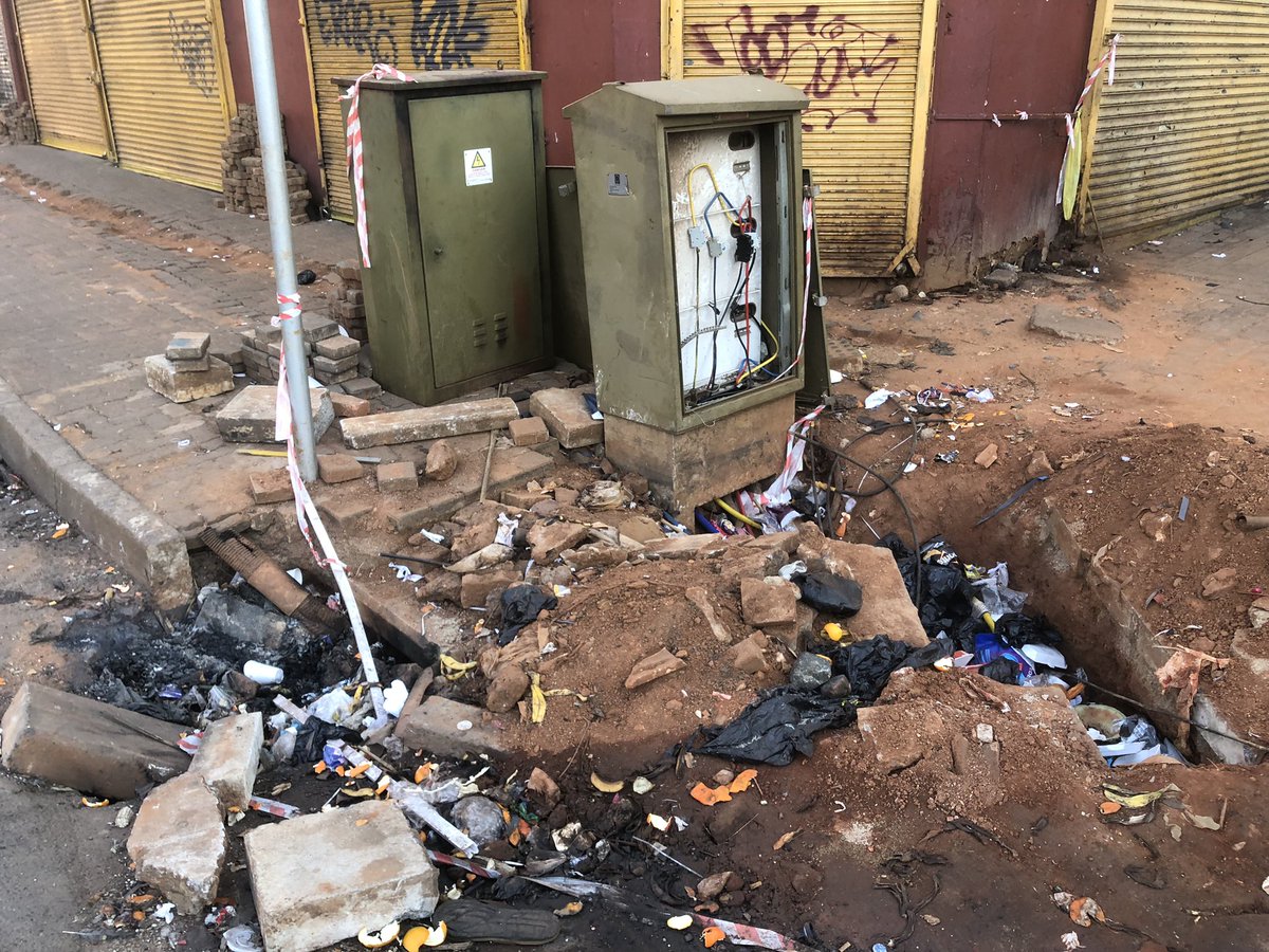 FasdaProtect's tweet image. Dangerous situation and uncompleted work.
Market cnr Polly, JHB CBD.
@CityPowerJhb @CityofJoburgZA @CoJPublicSafety @SafercityZA @ICG_Sales @GTP_Traffstats