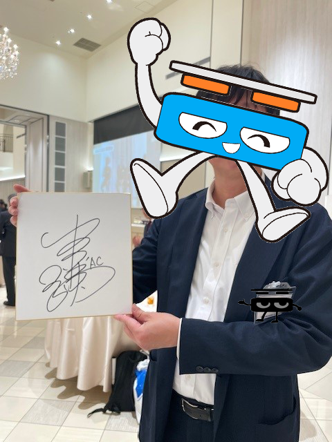 MusashiBoueki's tweet photo. とある日の戦利品です😇
＃ビーコル の山田謙治ACからいただいたサインをニッコニコで掲げるうちのｼｬｯﾁｮ✨
うちの通関担当、山田ACの選手時代からの大ファンということで先輩1号、後輩のためにめちゃくちゃ緊張しながらお話しさせていただきましたｗ
#企業公式つぶやき部 https://t.co/H0zrhLRD0t