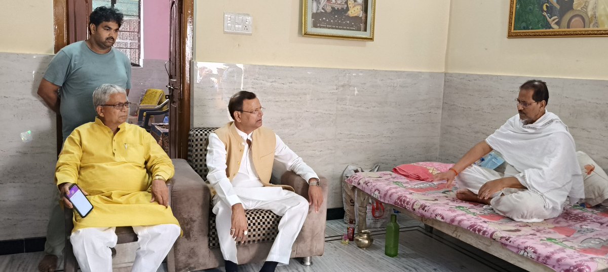Gyanendra Singh (मोदी का परिवार) (@gyanendramla) on Twitter photo परतावल कस्बे में पूर्व प्रमुख श्री हरिशंकर वर्मा जी की धर्मपत्नी के निधन उपरांत उनके यहां मा० केंद्रीय वित्त राज्यमंत्री भारत सरकार श्री <a href="/mppchaudhary/">Pankaj Chaudhary</a> जी के साथ पहुंचकर शोकाकुल परिजनों को ढांढस बंधाया एवं अपनी शोक संवेदनाएं व्यक्त किया।
ईश्वर स्वजनों को संबल दें।
ॐ शांति 😢। परतावल कस्बे में पूर्व प्रमुख श्री हरिशंकर वर्मा जी की धर्मपत्नी के निधन उपरांत उनके यहां मा० केंद्रीय वित्त राज्यमंत्री भारत सरकार श्री <a href="/mppchaudhary/">Pankaj Chaudhary</a> जी के साथ पहुंचकर शोकाकुल परिजनों को ढांढस बंधाया एवं अपनी शोक संवेदनाएं व्यक्त किया।
ईश्वर स्वजनों को संबल दें।
ॐ शांति 😢।