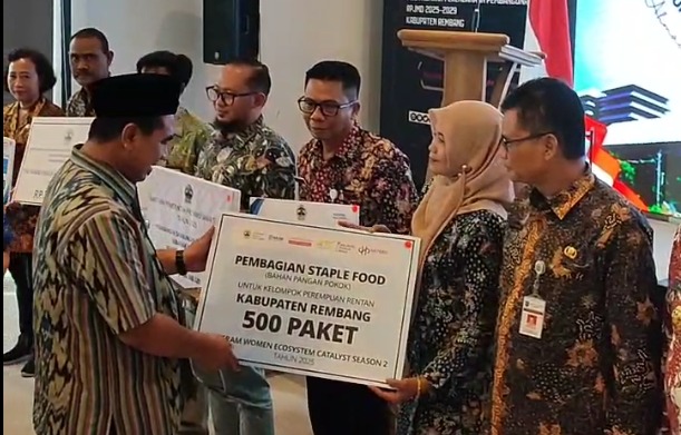 Ratusan Perempuan Rentan di Rembang Terima Bantuan dari Pemprov Jateng - 
#JatengGayeng
 jatengprov.go.id/beritadaerah/r…