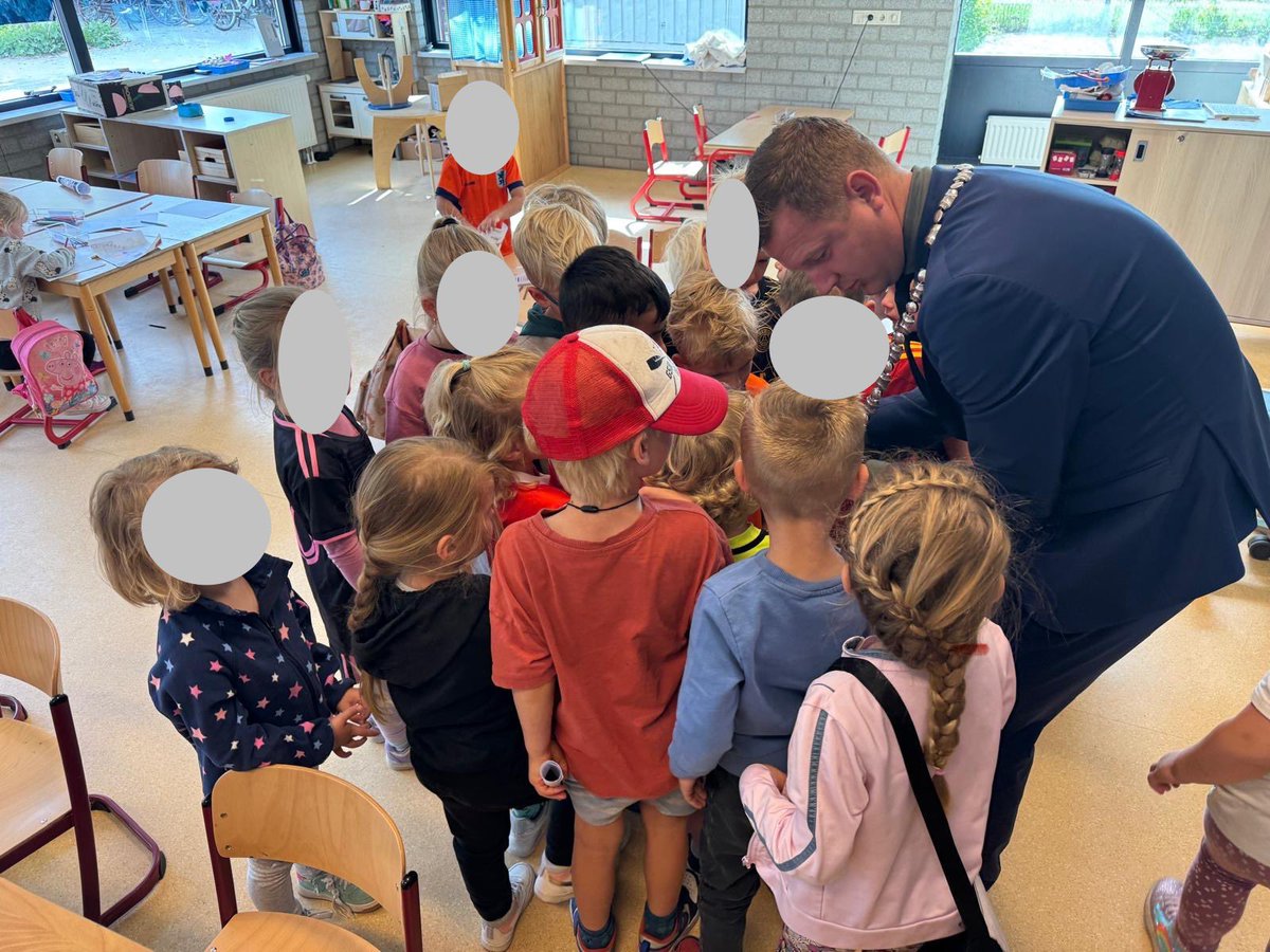 3 scholen in Westerveld deden mee aan het ‘Burgemeesters-ontbijt’. Alle kinderen van groep 1-8 (totaal 330 kinderen) kregen een gezond ontbijt, in het bijzijn van onze burgemeester, waar de kinderen vragen aan konden stellen. Erg leuk én gezond! Dank aan alle lokale sponsoren!