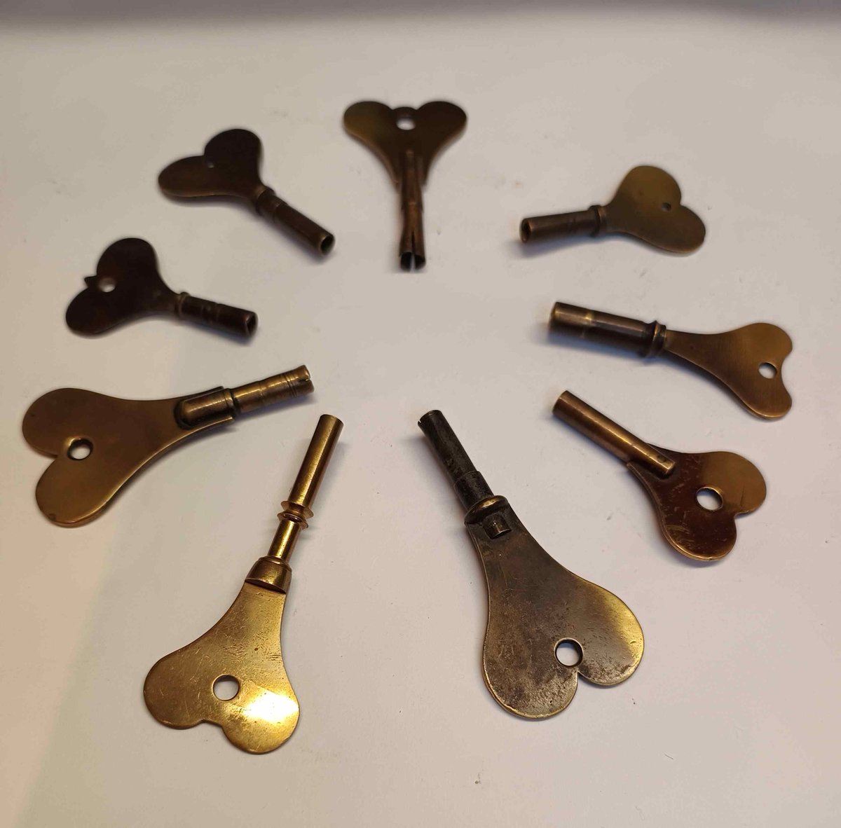 #lornalovesthis #KeysOnMonday #Oldkeys Summersons Clocks Warwick #oldantiquedoorkeys #oldlocks #antiqueironmongery #authorslife I write historicalfiction - see lornahunting.com #historicalfiction