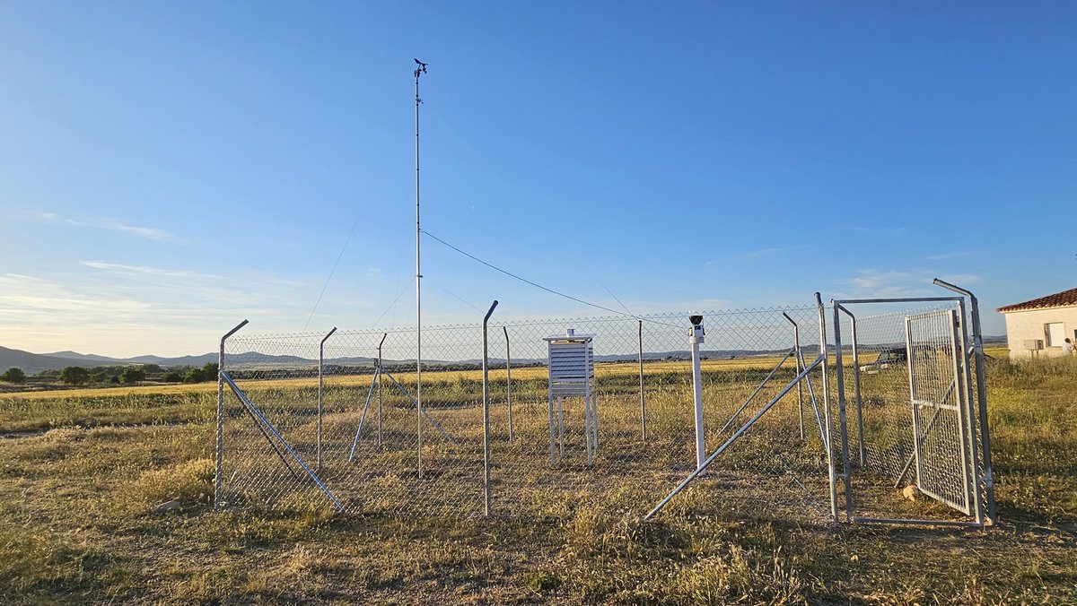 Vicente Aupí (@vicenteaupi) on Twitter photo Ayer pusimos en marcha la nueva estación meteo Fuentes Claras-VOR (Teruel), en el mismo lugar donde estuvo el observatorio del récord oficial de -30 ºC reconocido por <a href="/AEMET_Esp/">AEMET</a>. Instalación del gran <a href="/eupasfran/">Eugenio Pastor</a> con mi humilde ayuda.
meteoclimatic.net/mapinfo/ESARA
meteoclimatic.net/perfil/ESARA44… Ayer pusimos en marcha la nueva estación meteo Fuentes Claras-VOR (Teruel), en el mismo lugar donde estuvo el observatorio del récord oficial de -30 ºC reconocido por <a href="/AEMET_Esp/">AEMET</a>. Instalación del gran <a href="/eupasfran/">Eugenio Pastor</a> con mi humilde ayuda.
meteoclimatic.net/mapinfo/ESARA
meteoclimatic.net/perfil/ESARA44…