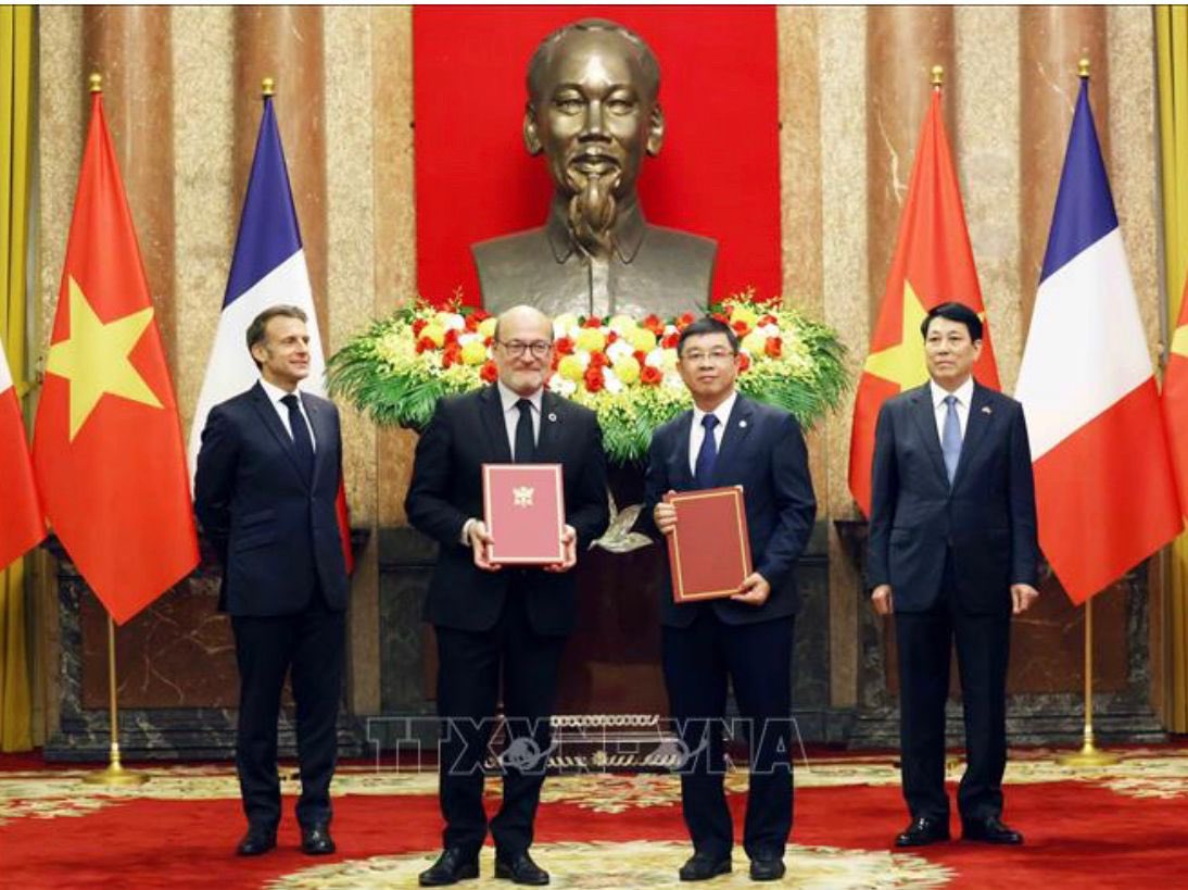 Conan Herve (@conan_herve) on Twitter photo During the French State visit in #Vietnam <a href="/AFD_en/">AFD_en 🇫🇷 🇪🇺</a> & National Power Transmission Corp., a subsidiary of <a href="/VietnamEvn/">Vietnam Electricity (EVN)</a> have signed a €67M financing agreement to strengthen Vietnam’s power transmission network : the 1st financial commitment done in 2023 on #JETP 🇻🇳#NetZero2050 During the French State visit in #Vietnam <a href="/AFD_en/">AFD_en 🇫🇷 🇪🇺</a> & National Power Transmission Corp., a subsidiary of <a href="/VietnamEvn/">Vietnam Electricity (EVN)</a> have signed a €67M financing agreement to strengthen Vietnam’s power transmission network : the 1st financial commitment done in 2023 on #JETP 🇻🇳#NetZero2050
