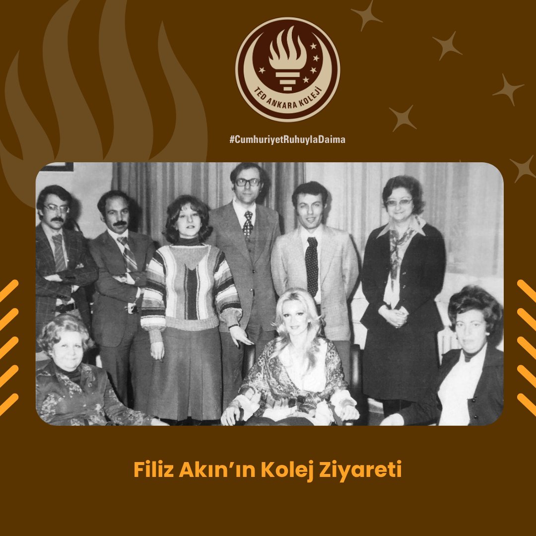 TED Ankara Koleji 1960 mezunumuz, Yeşilçam'ın unutulmaz yıldızı Filiz Akın, hayatı boyunca Kolej ile bağlarını hiç koparmamıştı. Zarafetin, nezaketin ve asaletin sembolü olan Akın’ın 1976 yılında Kolej'e yaptığı ziyaretten bir kare...

Aynı zamanda TED Meşalesi ve TED
