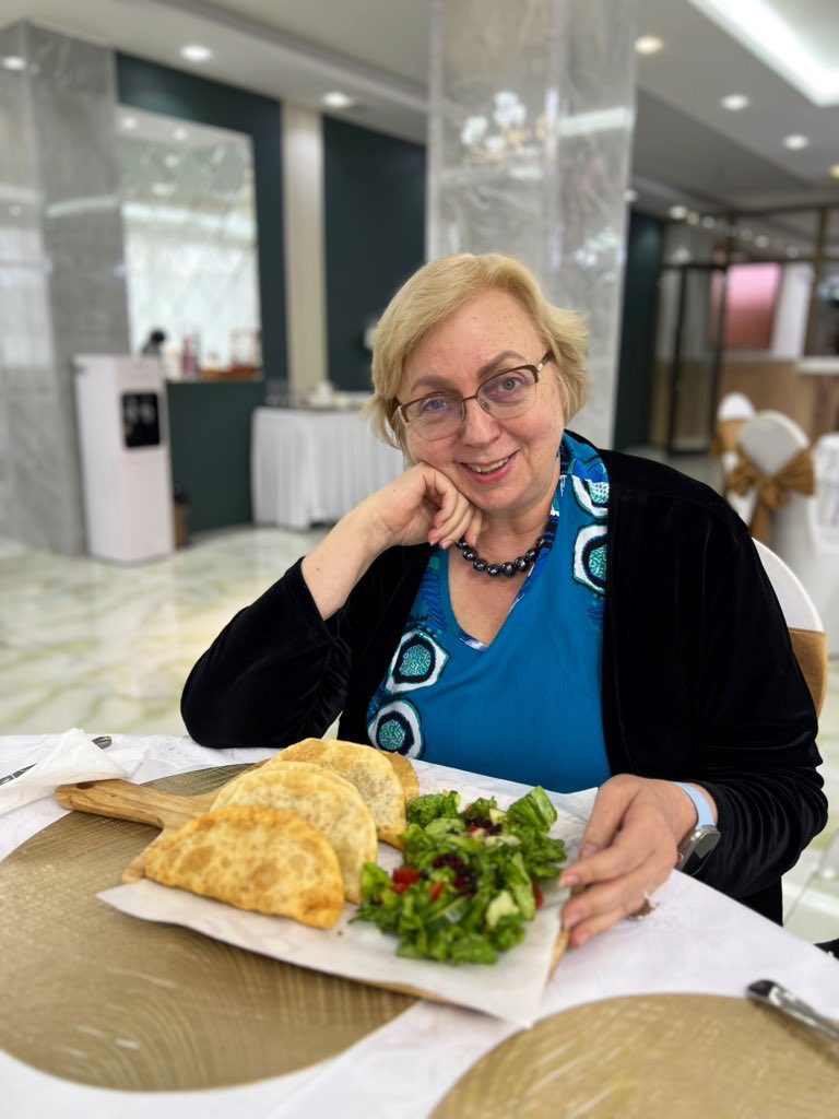 Эрдэнэтийн хуушуур идлээ. Замд явахад үнэхээр сайхан хоол юм. Аль аймагт хаана хамгийн амттай хуушууртайг зөвлөөрэй.  

Аймаг бүрд идэж үзэх зорилго тавилаа. Одоогийн байдлаар 21-ээс 3 ✅.