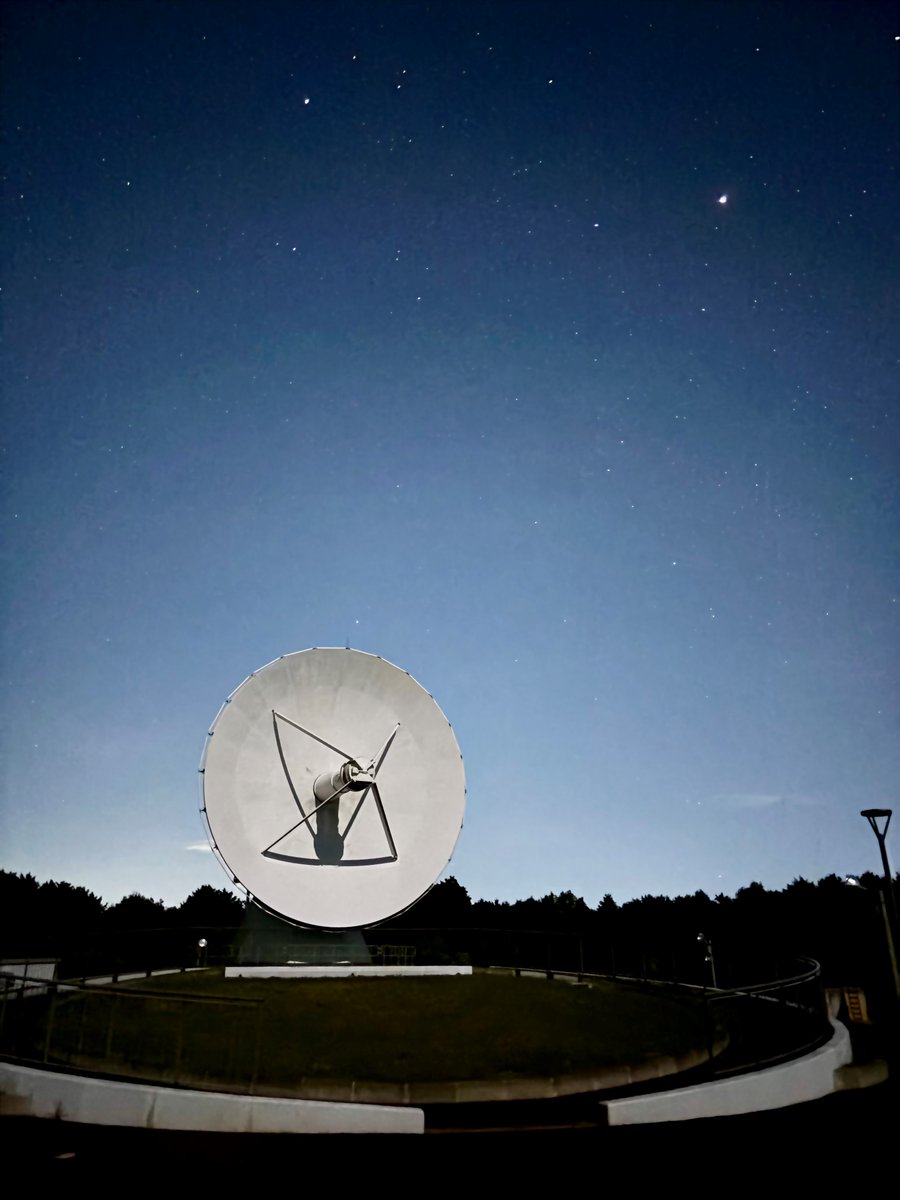 6/1は　#電波の日
少年名探偵アニメの舞台、 #国立天文台野辺山 の電波望遠鏡が話題ですが、国土地理院にもあることをご存じでしょうか？
見た目は小ぶり、動きは俊敏、その名は石岡VLBI。
日夜、遠いお星様の電波を受けて、日本の地理空間情報を根底から支えています。
gsi.go.jp/uchusokuchi/vl…