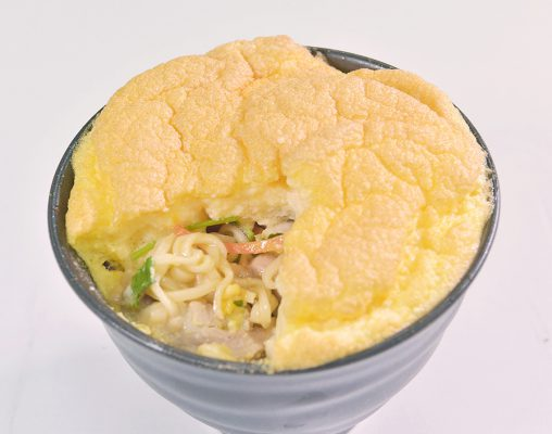 ＼茶碗蒸しとラーメンを合体／
🍜新食感フワフワ茶碗蒸しラーメン

ふわふわの茶碗蒸しの中に、インスタントラーメンを隠しちゃった🍜
驚きと新食感をお試しください😋
#ラーメンレシピ

👇レシピはこちら👇
instantramen.or.jp/recipe/1012