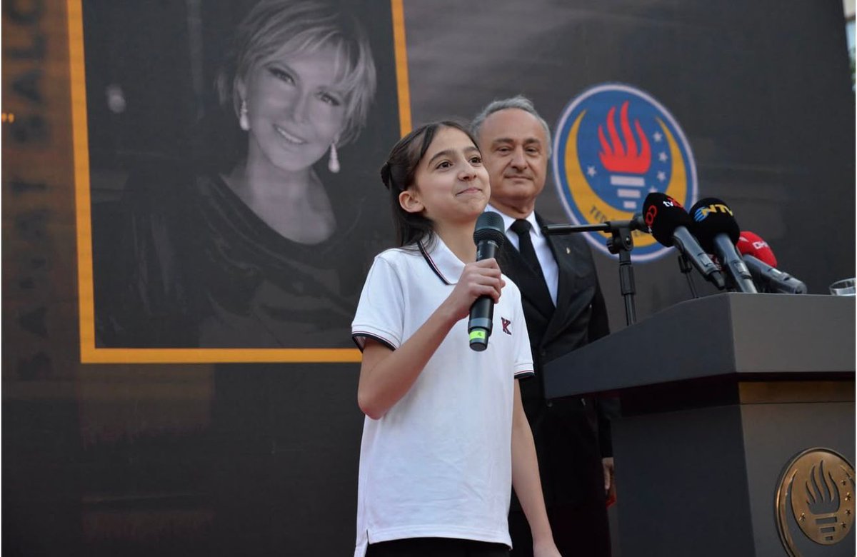Yeşilçam’ın zarif yıldızı, TED Ankara Koleji 1960 mezunumuz, TED Meşalesi ve TED Üniversitesi Mütevelli Heyet Üyesi Filiz Akın’ın adı artık okuduğu okul binasında, bugünkü TED Üniversitesi’nde özel bir sanat salonunda yaşayacak!

TED Üniversitesi’nde gerçekleşen açılış törenine,
