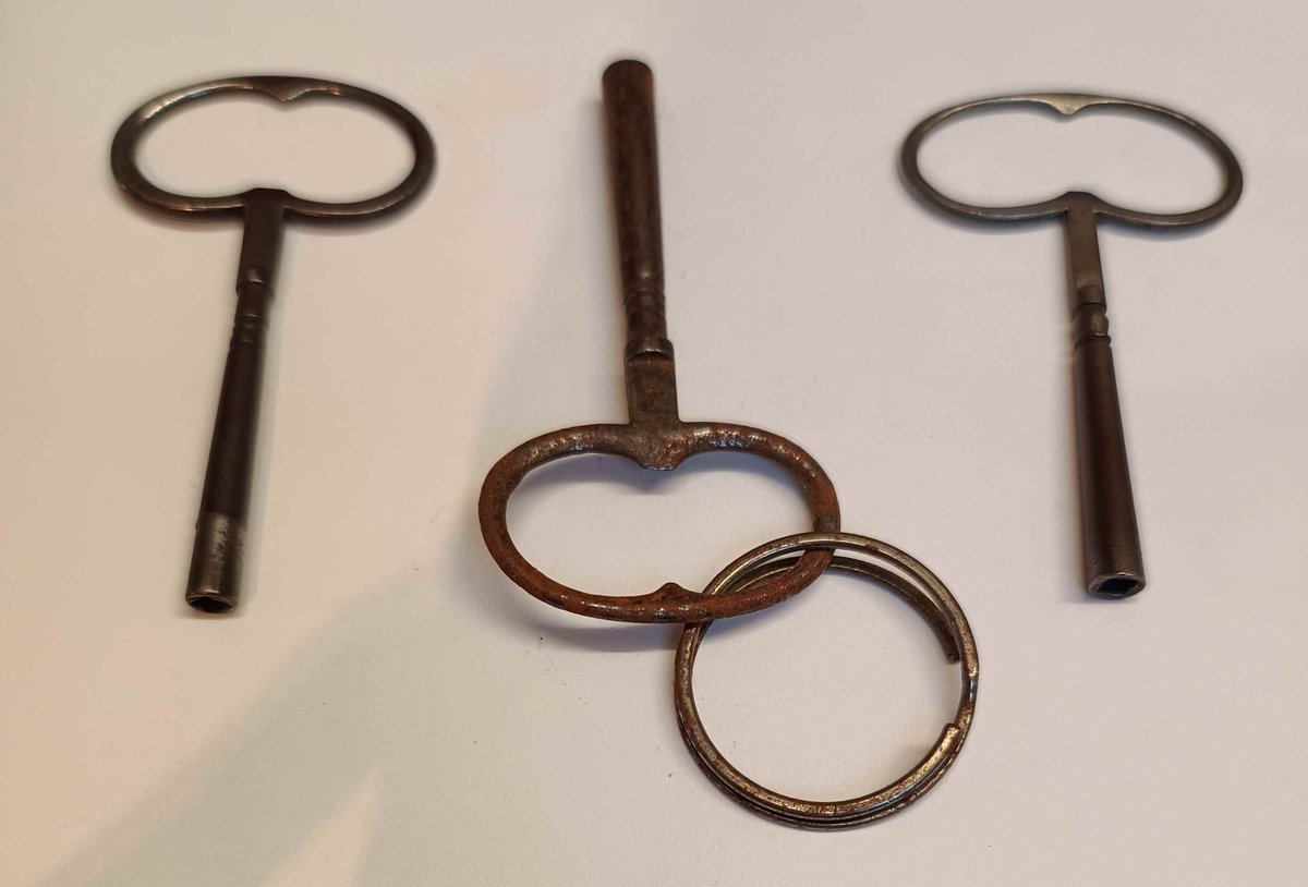 lornahunting's tweet photo. #lornalovesthis #KeysOnMonday #Oldkeys Summersons Clocks Warwick #oldantiquedoorkeys #oldlocks #antiqueironmongery #authorslife I write historicalfiction - see https://t.co/D9NG8AkDOt #historicalfiction https://t.co/jPUakfCyeL